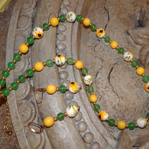 Handmade necklace/earring set in festive design with bold colors - Picture 8 of 8